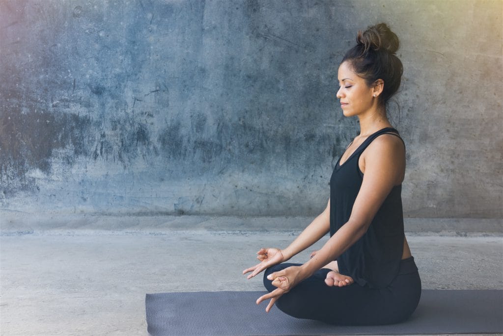 Vrouw geeft yogales in groepsleszaal bij ConnectFit in Hoogeveen