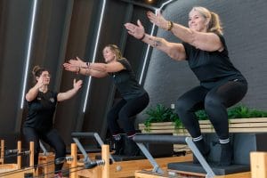 Coach Reformer Pilates met klanten